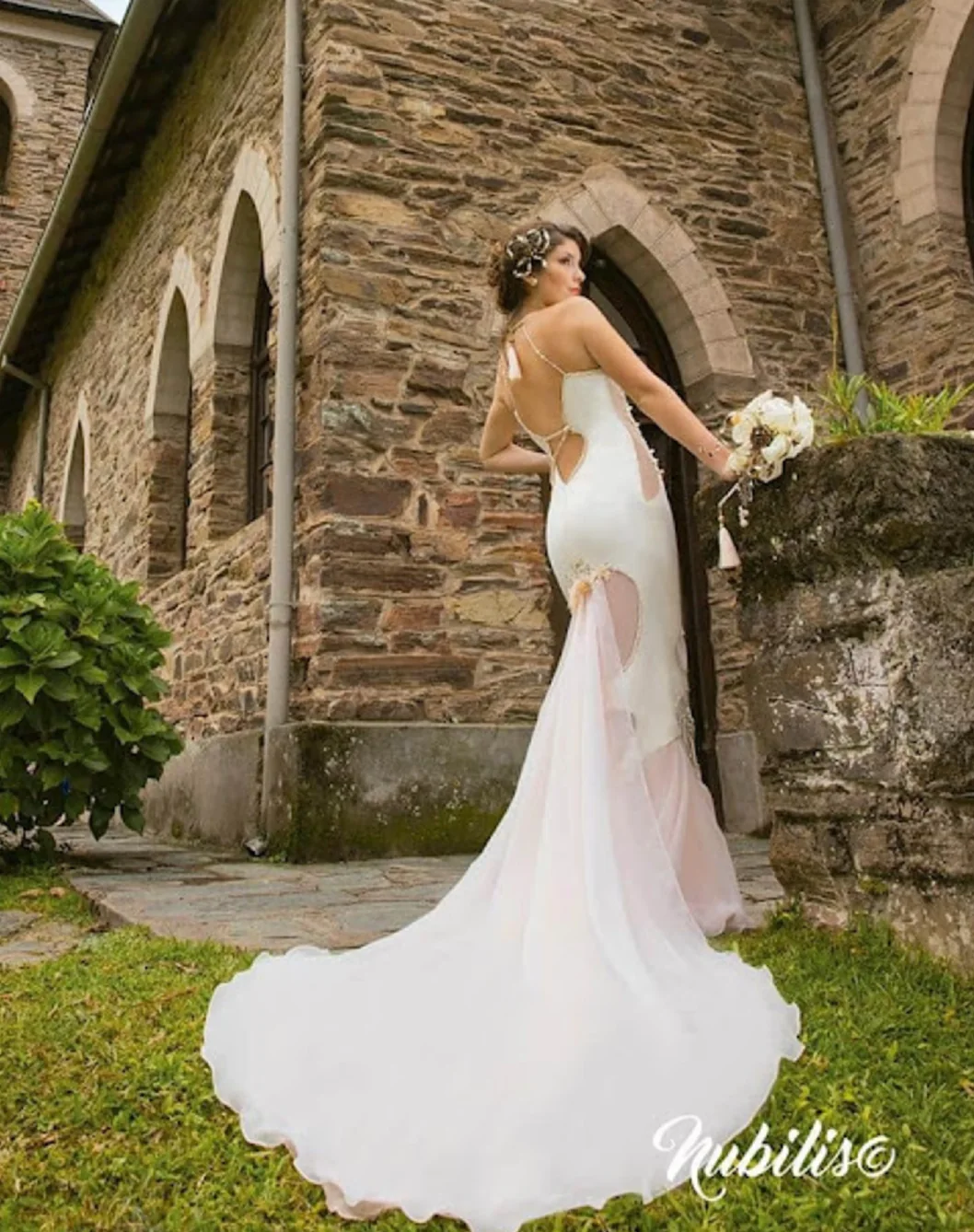 Vestido de novia de Organza fotografiado junto a una iglesia