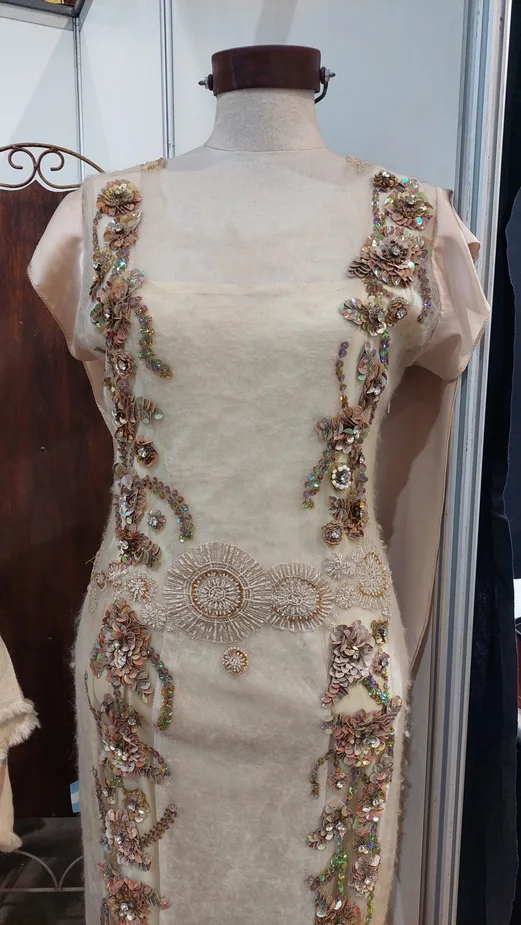 Vestido bordado sobre un maniquí