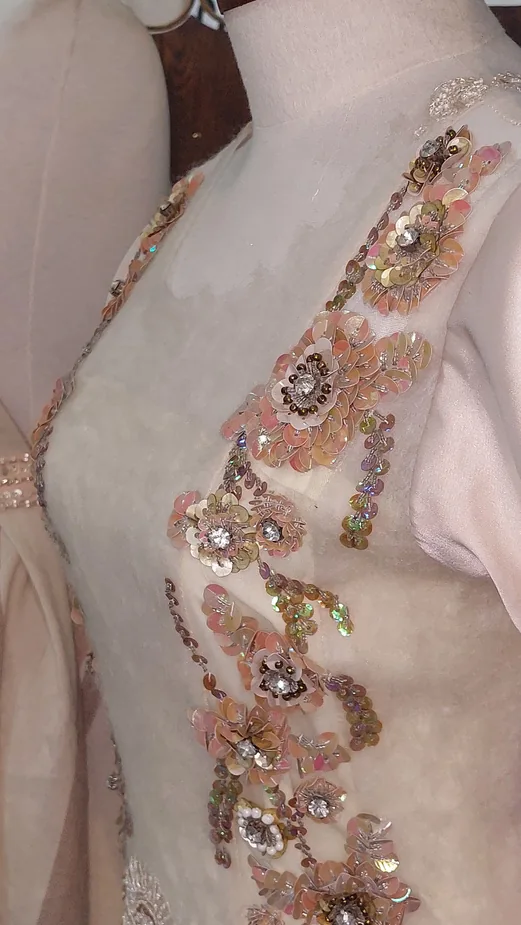 Detalle de bordado floral y pedrería