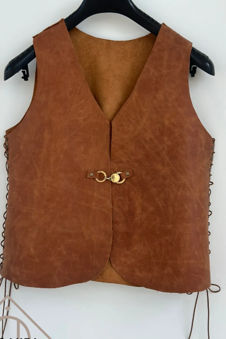 Chaleco de cuero con cierre ornamental