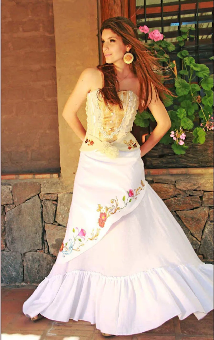 Vestido de gala con bordados y falda en capas
