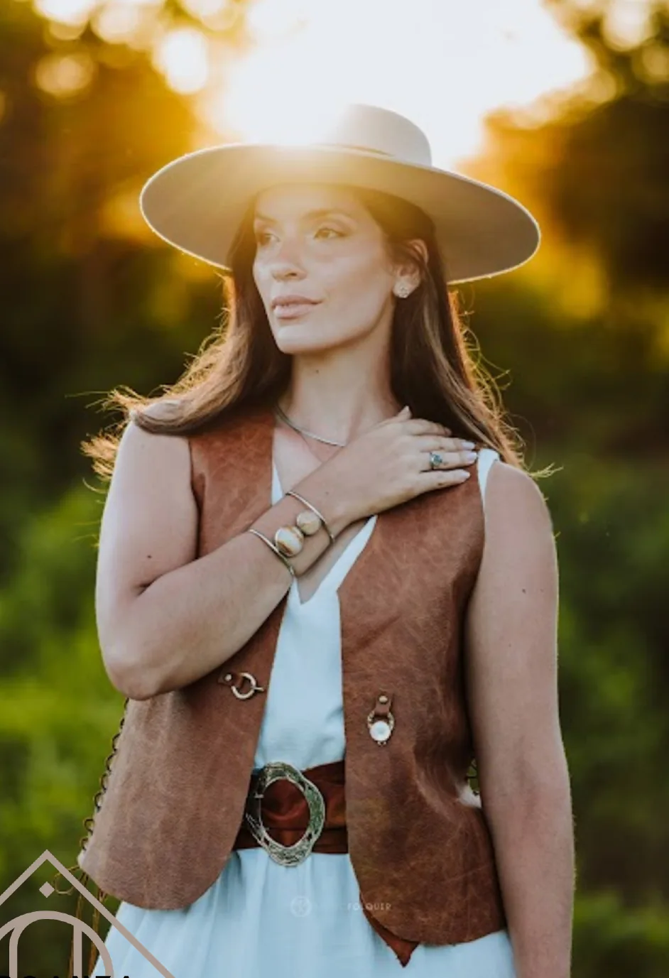 Modelo con sombrero y chaleco de cuero de Organza Rústica